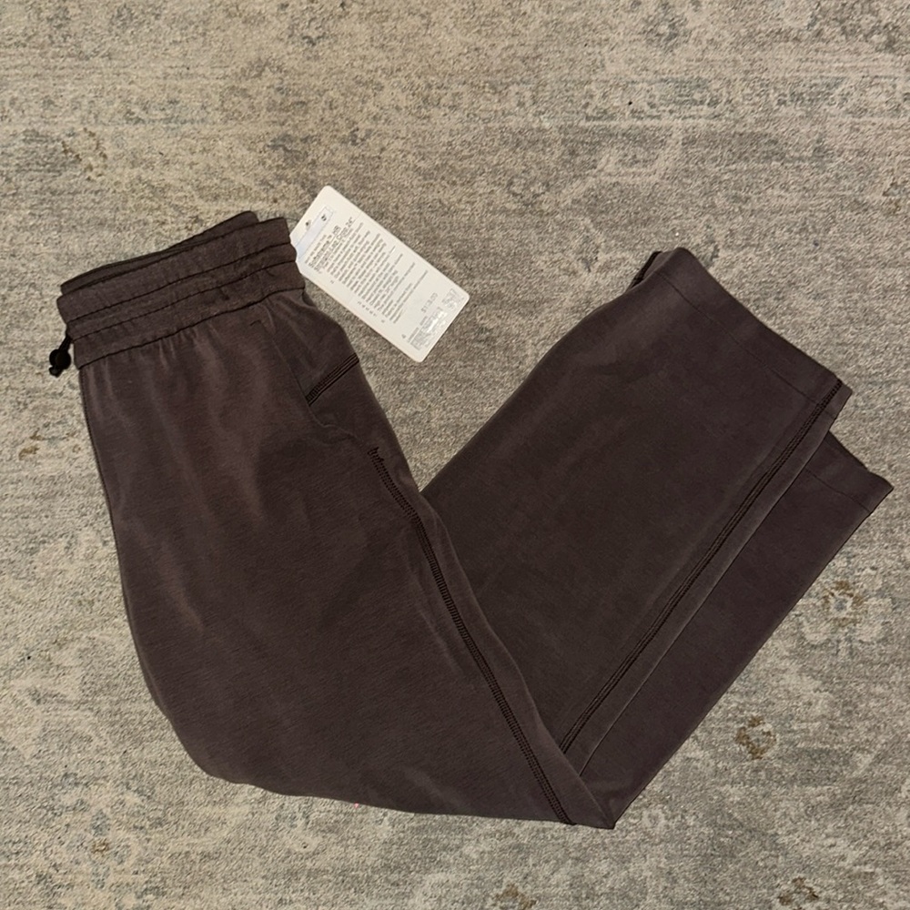 NWT LULULEMON Softstreme Straight Leg Crop